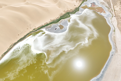 ◎ 七月三十日拍攝的巴丹吉林沙漠中的巴丹湖(無人機照片)。(新華社記者貝赫 攝)