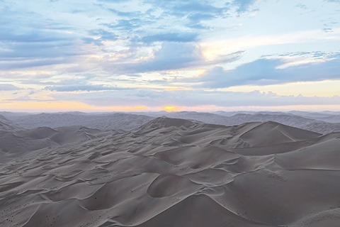 ◎ 七月卅一日拍攝的巴丹吉林沙漠日出景色(無人機照片)。新華社發(阿拉騰楚魯 攝)