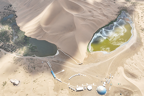 ◎ 七月三十日拍攝的巴丹吉林沙漠中的巴丹湖(無人機照片)。(新華社記者貝赫 攝)