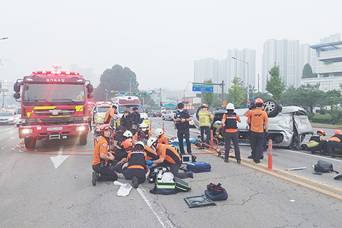 ◎ 韓國京畿道安山市八月二十四日發生一起交通事故,一輛面包車與一輛通勤巴士相撞後翻車。據當地媒體報道,事故已造成五人死亡、九人受傷。中國駐韓國大使館向新華社記者證實,有中國公民在事故中死亡。圖為當日,救援人員在韓國京畿道安山市事故現場施救。(新華社發)