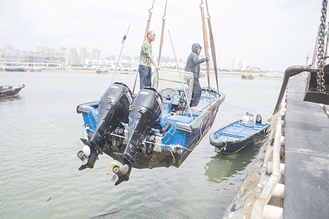 ◎ 九月五日,廣西北海僑港電建漁港部份漁船已轉移上岸避風。據了解,今年第十一號颱風「摩羯」正向偏西方向移動,預計未來兩天至三天將對廣西沿海形成嚴重影響。北海市氣象台五日十六時零零分發佈颱風橙色預警信號:二十四小時內沿海有十一級至十二級陣風,海面有十四級至十五級陣風。圖為漁船被吊運上岸。(中新社發翟李強 攝)