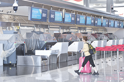 ◎ 九月五日,海南海口,海口美蘭國際機場T2航站樓部份值機櫃檯已做好防颱風準備。受今年第十一號颱風「摩羯」影響,為保障廣大旅客安全出行,九月五日二十時起至九月六日二十四時,各航空公司在海口美蘭國際機場執飛的進出港航班預計全部取銷。(中新社記者駱雲飛 攝)