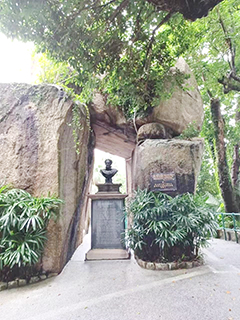 賈梅士洞內的賈梅士像