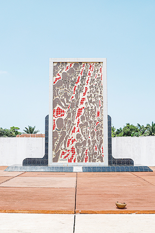 ◎ 這是五月廿七日在貝寧維達拍攝的宗博吉紀念碑。紀念碑下是一片「萬人坑」,埋葬著出發前去世或因生病或身體虛弱而無法運送上販奴船的奴隸屍骨。(新華社記者李亞輝 攝)