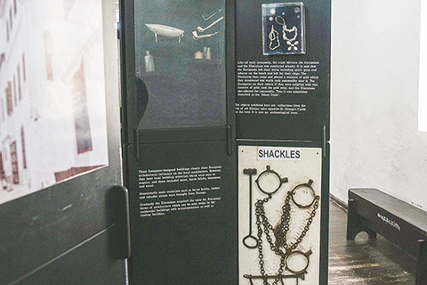 ◎ 這是六月十九日在加納海岸角埃爾米納城堡里陳列的有關奴隸貿易的展品。埃爾米納城堡是第一座位於西非幾內亞灣的奴隸貿易所。(新華社記者李亞輝 攝)