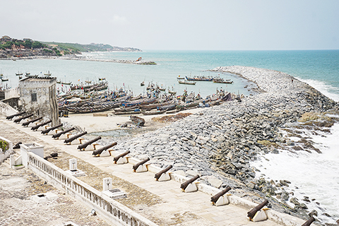 ◎ 這是六月十九日在加納海岸角拍攝的奴隸堡景色。城堡外的海灘曾是白人的專屬領地。加納獨立後,這裡發展成一片熙熙攘攘的漁民社區。(新華社記者李亞輝 攝)