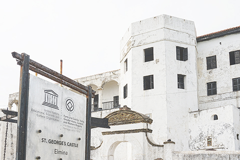 ◎ 這是六月十九日在加納海岸角拍攝的埃爾米納城堡。埃爾米納城堡是第一座位於西非幾內亞灣的奴隸貿易所。(新華社記者李亞輝 攝)