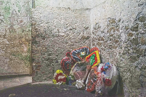 ◎ 這是六月十九日在加納海岸角奴隸堡的監牢中拍攝的花圈,牆上佈滿奴隸反抗時掙扎的痕跡。(新華社記者李亞輝 攝)
