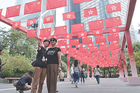◎ 九月廿九日,國慶節將至,香港中環遮打花園掛滿了中華人民共和國國旗和香港特區區旗,一片「旗海」吸引不少路人打卡拍照,營造濃厚的慶祝國慶七十五周年氛圍。(香港中通社記者謝光磊 攝)