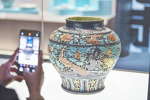 ◎ 九月廿七日,海南瓊海,珐華貼金鏤空孔雀牡丹紋大罐展出。(中新社記者 駱雲飛 攝)
