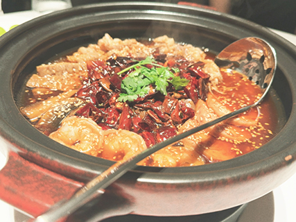 ◎ 毛血旺用料多。