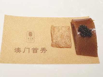 ◎ 魚子醬烤鴨伴山東煎餅在澳門有特製的煎餅。