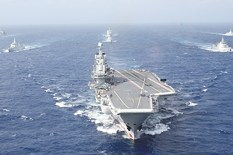 ◎ 十月下旬,海軍遼寧艦編隊開展遠海實戰化訓練。近日,海軍遼寧艦編隊圓滿完成年度遠海實戰化訓練,安全順利返回母港。訓練期間,編隊轉戰黃海、東海、南海等多個海域,開展實戰背景下多個科目綜合演練,官兵全程保持高度戒備、隨時反應的作戰狀態。在南海某海域,遼寧艦、山東艦編隊首次開展雙航母編隊演練,錘煉提升航母編隊體系作戰能力。(中新社發 蒲海洋 攝)