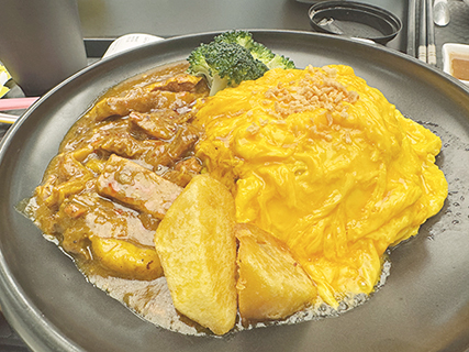 ◎ MR.K的咖喱牛腩蛋包飯味道不錯。