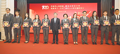 ◎ 高開賢向三十年資教師頒獎。