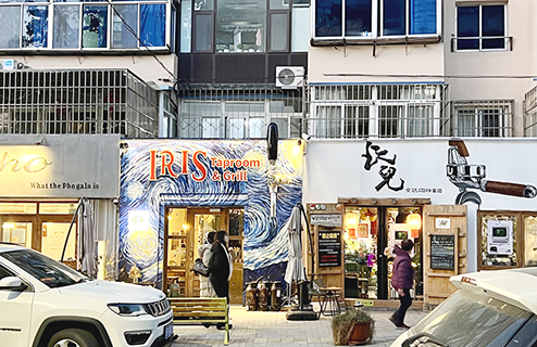 煙台芝罘區南溝街,咖啡餐吧等新業態吸引民眾目光。(中新社記者 王嬌妮 攝)