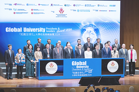◎ 十二月二日,由香港對外交流友好協會主辦、大學教育資助委員會支持的「大學校長高峰論壇二0二四」在香港會展中心舉行。本次論壇主題為「知識全球化」,邀請全球五十多所大學校長、教育行業領袖等,同香港高等教育界人士共同探討,推動知識流通及共享互動。圖為香港特區行政長官李家超、中央人民政府駐香港特別行政區聯絡辦公室主任鄭雁雄與參會校長代表等嘉賓合影。(中新社記者侯宇 攝)