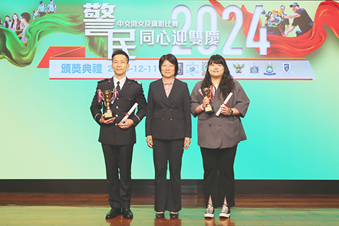 ◎ 保安司司長辦公室主任張玉英向得獎者頒發獎項。