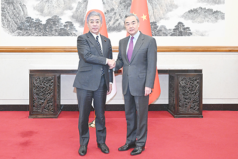 ◎ 十二月二十五日,中共中央政治局委員、外交部長王毅在北京同日本外相岩屋毅舉行會談。(新華社)