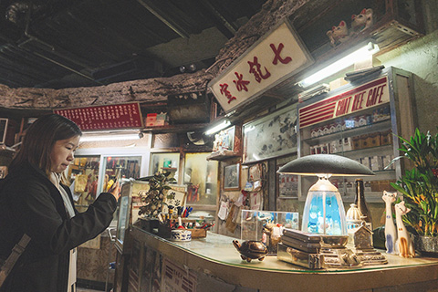 ◎ 《九龍城寨之圍城》電影展覽登陸此電影故事的核心地點九龍城,香港啟德AIRSIDE商場舉行升級版展覽,冀吸引更多市民和旅客跟著電影步伐探索香港。展覽升級為沉浸式設計,入場人士可穿梭天線密佈的後巷,仿如步進多個電影經典場景中,近距離體驗九龍寨城風情。(香港中通社記者 許其皓 攝)