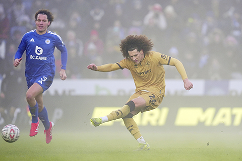 ◎ 昨夜英總盃昆士柏流浪隊高利(中)射入第二球,終場二比六不敵英超李城。(美聯社)