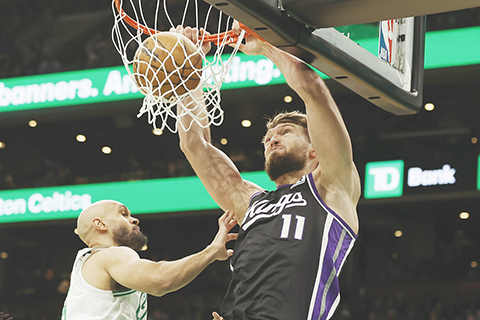 ◎ 帝王十一號沙邦尼斯扣籃,昨晨以一一四比九十七客勝塞爾特人。(美聯社)