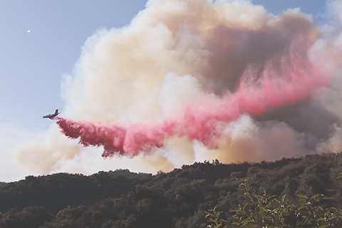◎ 一月十一日,一架消防飛機在美國加利福尼亞州洛杉磯曼德維爾峽谷的山丘上投放阻燃劑,以防止野火進一步蔓延。多場山火當日仍在美國洛杉磯地區持續燃燒。(新華社發 邱晨 攝)