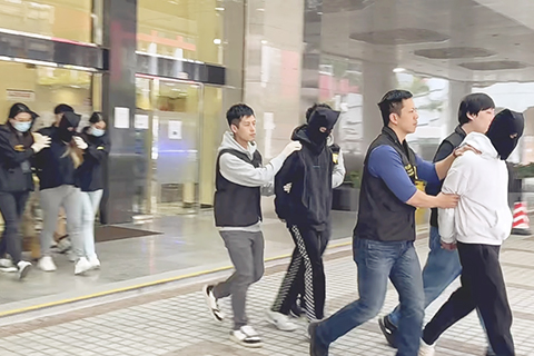 ◎ 四名香港男女涉「猜猜我是誰」詐騙案被拘查。