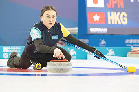 ◎ 二月五日,哈薩克斯坦隊選手阿米娜.塞特扎諾娃在比賽中。冰壺混雙循環賽B組第三輪比賽中,哈薩克斯坦隊0比十二不敵韓國隊。(新華社記者 謝劍飛 攝)