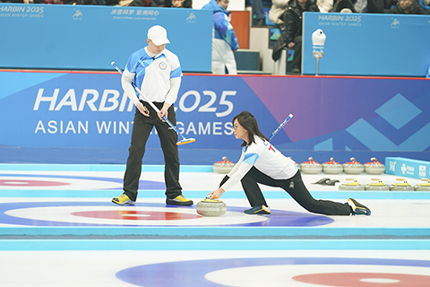 ◎ 二月五日,在哈爾濱舉行的第九屆亞冬會冰壺混雙循環賽A組第四輪比賽中,中國台北隊八比四勝蒙古國隊。圖為中國台北隊選手周怡萱/劉伯闓在比賽中。(中新社記者 趙宇航 攝)