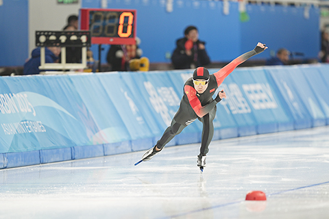 ◎ 二月八日,在哈爾濱亞冬會速度滑冰男子一百米決賽,中國選手高亭宇以九點三五的成績奪得金牌,這一成績也刷新了亞洲紀錄。(中新社記者 趙宇航 攝)