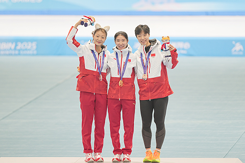 ◎ 二月八日,亞冬會速度滑冰女子一千五百米決賽中,中國隊包攬前三,韓梅、楊濱瑜、殷琦分獲冠亞季軍。圖為中國隊選手頒獎現場合影。(中新社記者 趙宇航 攝)