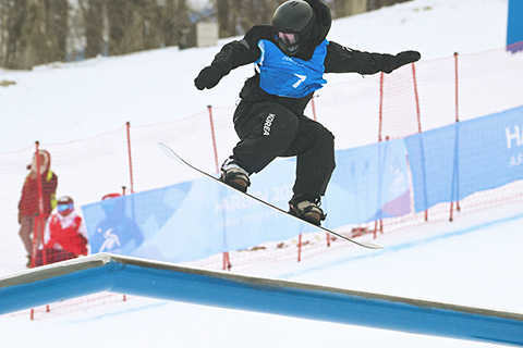 ◎ 二月八日,在哈爾濱亞冬會單板滑雪男子坡面障礙技巧決賽中,中國小將劉昊宇獲得銀牌。韓國選手李超恩奪冠。圖為韓國選手李超恩比賽中。(中新社記者 劉文華 攝)