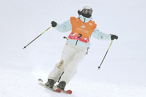 ◎ 二月八日,亞冬會女子自由式滑雪U型場地技巧決賽中,中國選手李方慧以九十五點二五分摘得金牌。這也是中國代表團在本屆賽事中獲得的首枚金牌。另一名中國選手張可欣以八十九點二五分獲得銀牌。圖為李方慧在比賽中。(中新社記者 富田 攝)