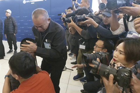 ◎ 二月九日,從哈馬斯獲釋的泰國人質 Pongsak Thaenna(中)在抵達泰國北欖府素萬那普國際機場時擁抱一位親戚。(美聯社照片/Wason Wanichakorn)