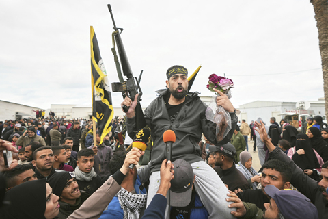 ◎ 二月八日,在加沙地帶南部的汗尤尼斯,卅九歲的巴勒斯坦囚犯哈特姆.奎德在哈馬斯和以色列達成停火協議,從以色列監獄獲釋後,抵達加沙地帶時受到人群的歡迎。(美聯社照片/Abdel Kareem Hana)