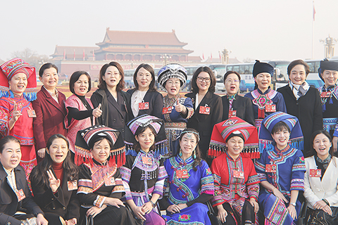 ◎ 三月八日,十四屆全國人大三次會議在北京人民大會堂舉行第二次全體會議。圖為會前,全國人大代表在人民大會堂前合影。(中新社記者楊可佳 攝)