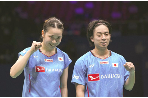 ◎ 四月十一日,綠川大輝(右)/齋藤夏慶祝獲勝。亞洲羽毛球錦標賽混合雙打四分之一決賽中,中國組合馮彥哲/黃東萍一比二不敵日本組合綠川大輝/齋藤夏,無緣四強。(新華社記者 孫非 攝)