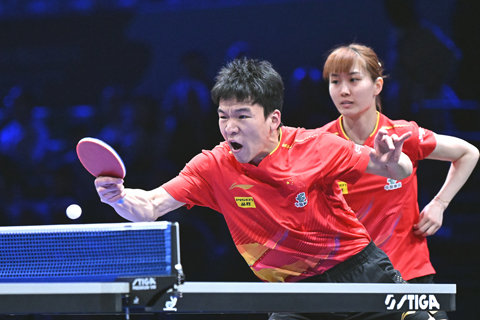 ◎ 四月十一日,山西省太原市,中國組合向鵬(前)/劉煒珊在比賽中。當日,WTT常規挑戰賽太原站賽事繼續進行,眾多潛力新星及年輕組合亮相比賽。(中新社記者 韋亮 攝)