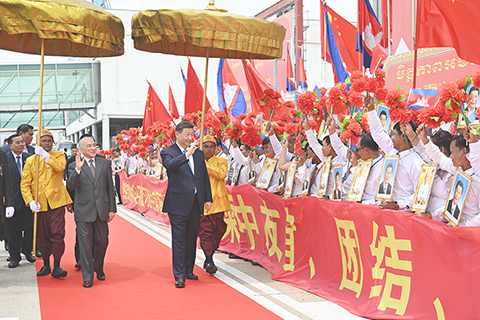 ◎ 當地時間四月十七日上午,國家主席習近平乘專機抵達金邊,應柬埔寨國王西哈莫尼邀請,對柬埔寨進行國事訪問。西哈莫尼在機場為習近平舉行隆重歡迎儀式。圖為習近平向歡迎人群揮手致意。(新華社記者李學仁 攝)