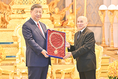 ◎ 四月十七日下午,柬埔寨國王西哈莫尼同中國國家主席習近平在金邊王宮舉行會見。圖為西哈莫尼向習近平頒授「柬埔寨王國民族獨立大項鏈級勛章」。(新華社記者殷博古 攝)