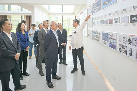 ◎ 行政長官岑浩輝考察東莞松山湖國際機器人產業基地。