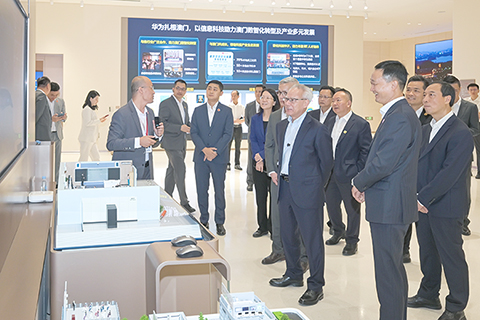 ◎ 行政長官岑浩輝在東莞考察一家開發、生產及銷售通信和電子產品的公司。