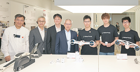 ◎ 行政長官岑浩輝在東莞松山湖國際機器人產業基地與澳門創業青年交流與合影。