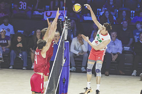 ◎ 六月二十五日,中國隊球員江川(右)扣球。世界男排聯賽(美國芝加哥站)比賽中,中國隊二比三不敵美國隊。(新華社發)