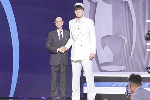 ◎ 楊瀚森(中國青島男籃)將成為拓荒者一員。(美聯社)