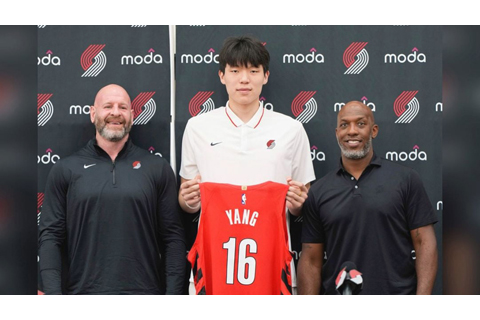 ◎ 楊瀚森獲授十六號戰衣,右為拓荒者主帥比立斯。(美聯社)