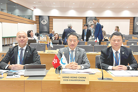 ◎ 香港特區海關關長陳子達於六月廿三日至廿八日率領代表團,出席在比利時布魯塞爾舉行的世界海關組織第九十二屆政策委員會會議及第一百四十五至一百四十六屆海關合作理事會會議。圖為陳子達(中)及海關助理關長(世界海關組織)李建基(左)出席第九十二屆政策委員會會議。(香港中通社)