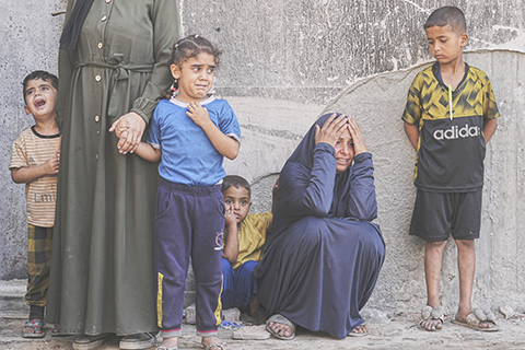 ◎ 六月廿八日,以色列襲擊加沙市的舒發醫院,造成傷亡。圖為幾名巴勒斯坦人為他們在這次襲擊中死去的親戚哀傷。(美聯社圖片/Jehad Alshrafi)