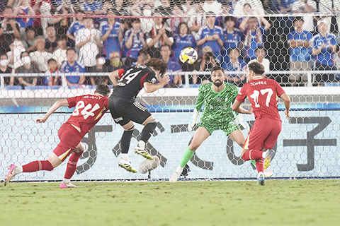 ◎ 橫濱水手植中朝日(中)下半場先破利物浦大門。(美聯社)